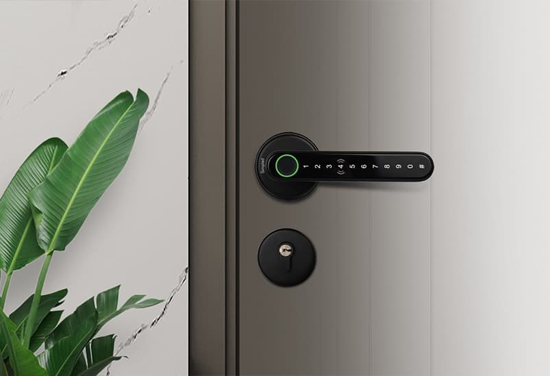Simpled Leverline smart handle in Black fitted to a door, showing the fingerprint reader and backlit keypad with a mechanical key cylinder below